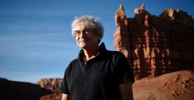 Theoretical physicist @carlorovelli joins SFI’s Fractal Faculty. “The breadth and the kinds of questions asked at SFI resonate with me,” he says. He's interested in questions that challenge our perceptions of temporality, entropy, & the asymmetry of time. santafe.edu/news-center/ne…