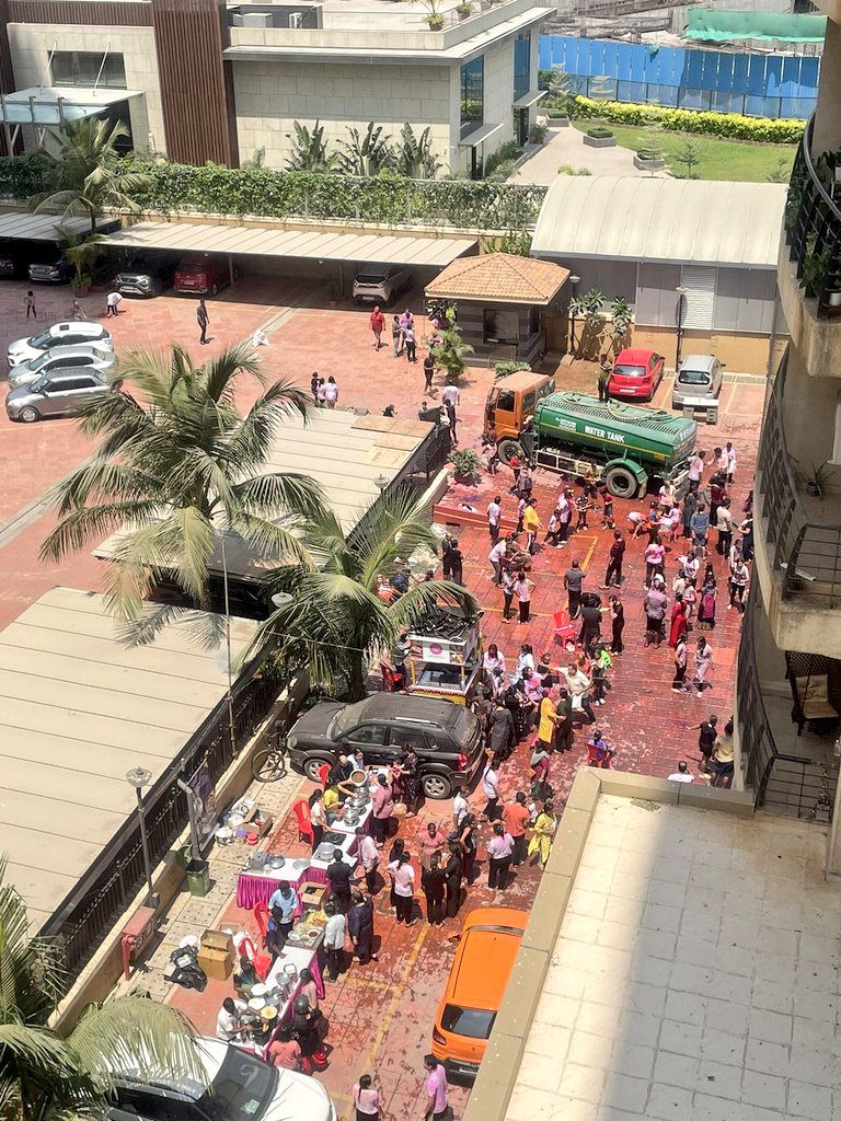 On one side when few parts of Bengaluru city are reeling under the water crisis, one of the most elite apartment communities has celebrated Holi with the help of a water tanker 🤷🤦 Great going. Hats off to the people involved with this decision 🫡👏 #BengaluruWaterCrisis