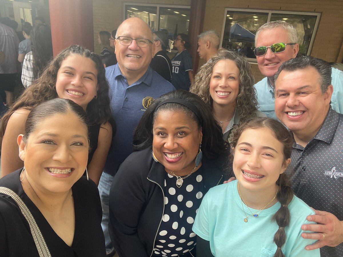 Sosa06Andi's tweet photo. The weather was perfect for Los Leones. Our @NISD_FineArts programs has so much to offer NISD students. #gopublic #RootedNISD I was also able to catch my @nisd_nsite mentee's solo and choir performance. ❤️ https://t.co/VBlq06OHgC