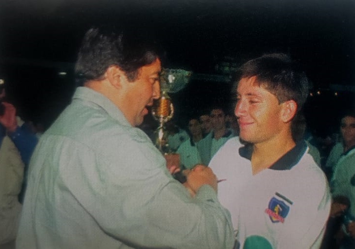 histocolocolo's tweet photo. Colo-Colo campeón del Mundialito Sub 20 que organizábamos en los 90 y en los que alguna vez vino a jugar el Barcelona de Xavi.

En las imágenes Cristian Díaz, Manuel Villalobos y el Nacho Quinteros.

Las fotos son de la Revista Siempre Campeones (sí, también teníamos revista) https://t.co/Ji5XgZCxoT
