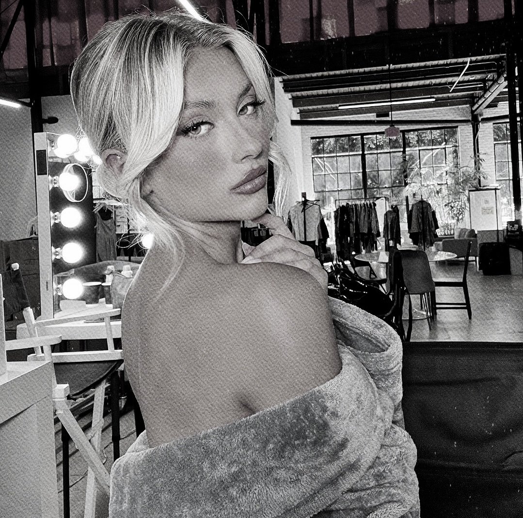 O2h26s's tweet image. Tenho cara de: 

Esposa troféu, ex-namorada louca, primeiro amor, namorada ciumenta ou destruidora de lares?