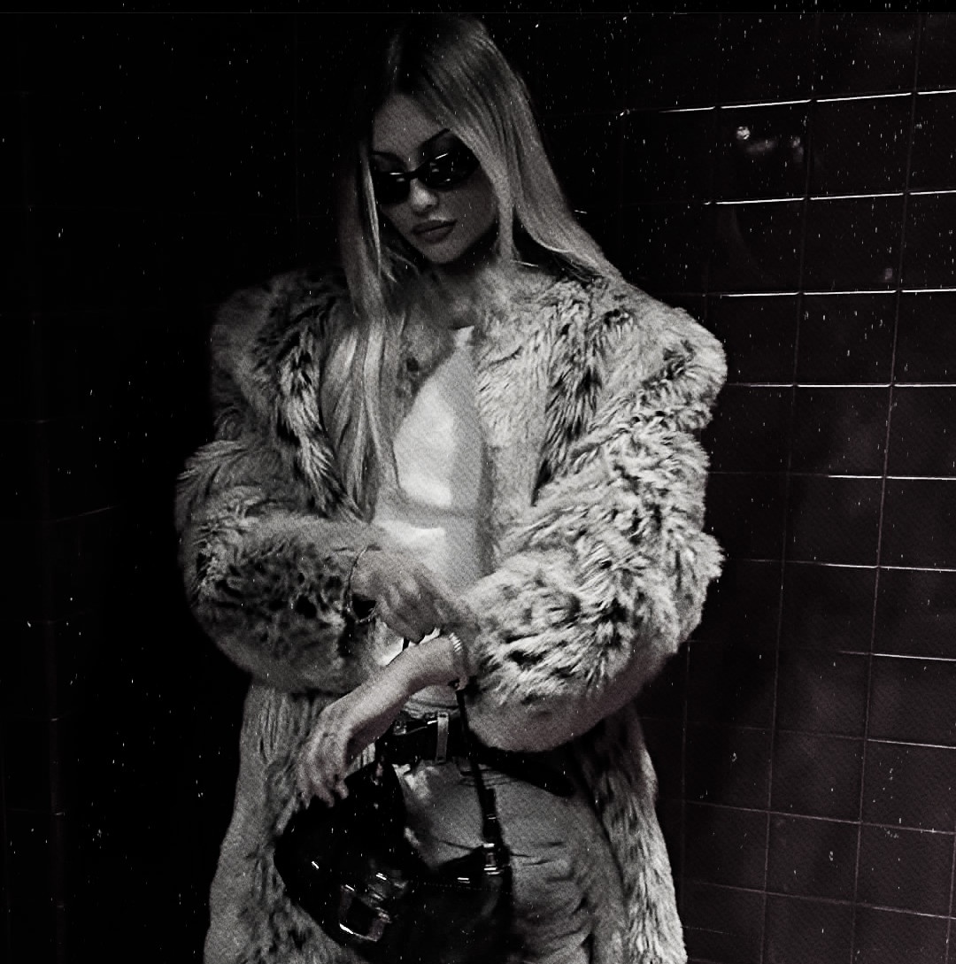 O2h26s's tweet image. Tenho cara de: 

Esposa troféu, ex-namorada louca, primeiro amor, namorada ciumenta ou destruidora de lares?