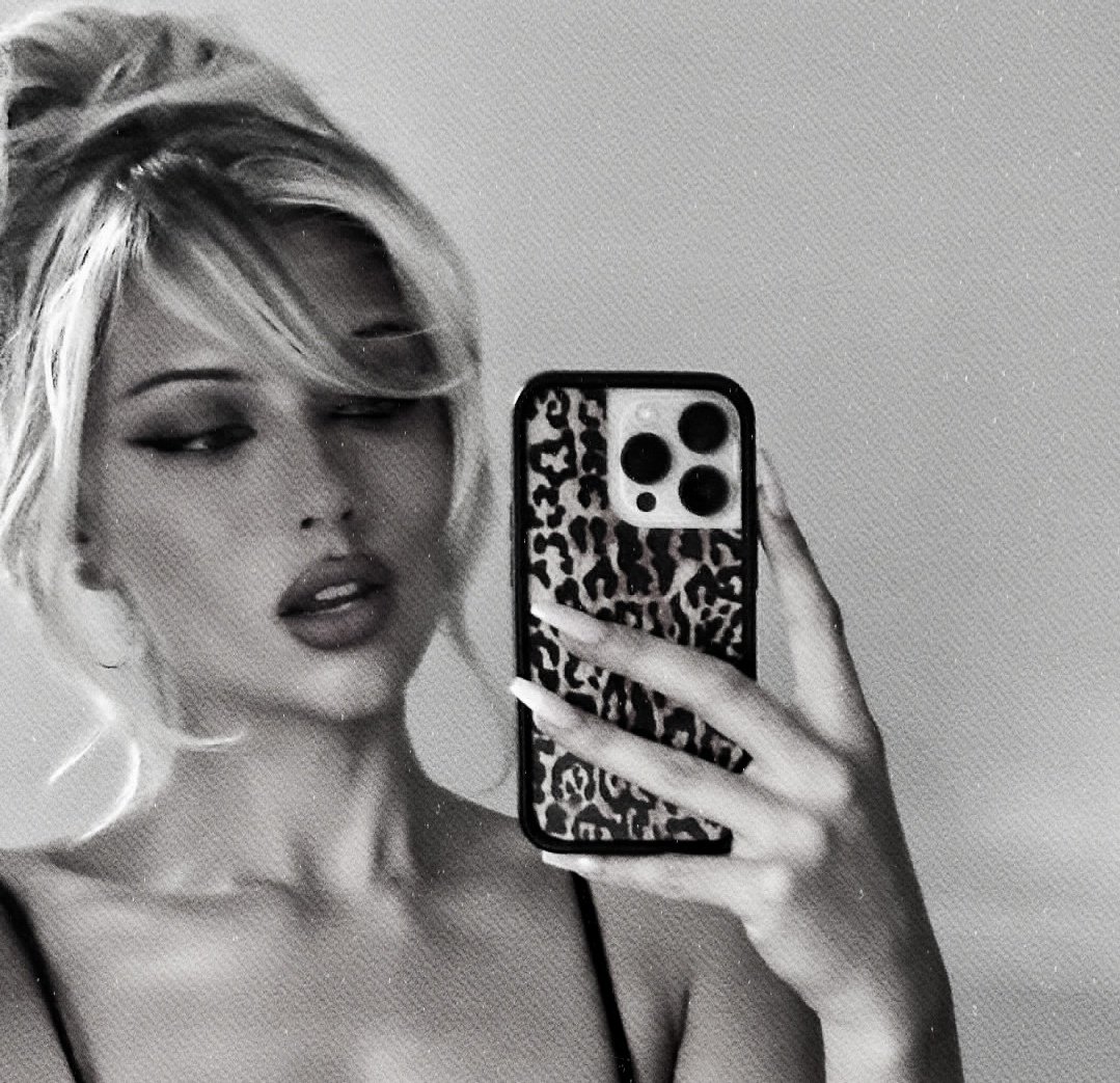 O2h26s's tweet image. Tenho cara de: 

Esposa troféu, ex-namorada louca, primeiro amor, namorada ciumenta ou destruidora de lares?