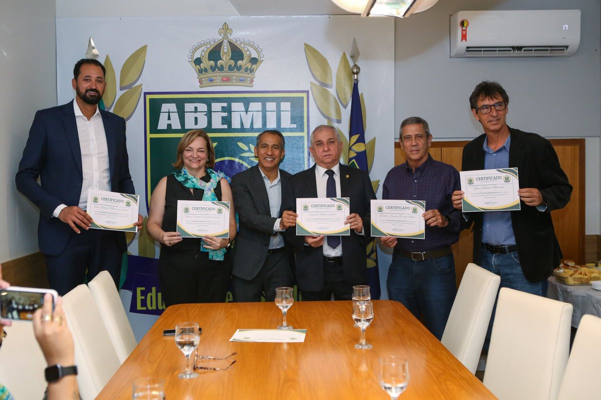 Com muita honra e gratidão que recebo das mãos do Presidente da ABEMIL, capitão Davi, o certificado de agradecimento pela parceria, colaboração, atuação e apoio ao Projeto das Escolas Cívico-Militares no Brasil