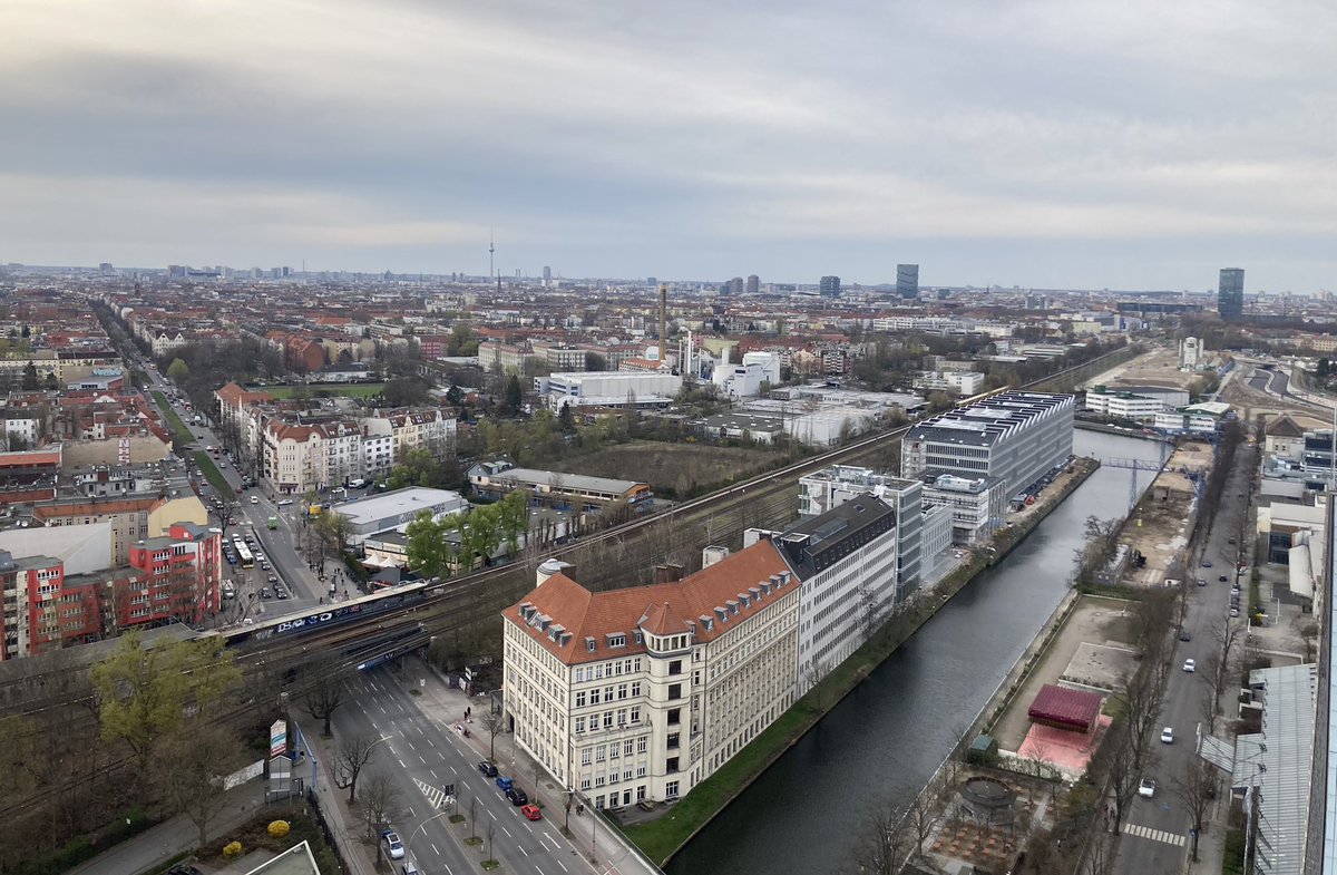 Höher geht es in #Neukölln gerade nicht: Der Blick vom @estrelberlin Tower aus 72 Metern Höhe. Rund um den Tower entsteht ein spannender neuer Bereich u.a. mit dem SHED, wo noch dieses Jahr eine Hochschule, NGOs und andere einziehen werden. #senatsbesuch #bezirkstour #sonnenallee