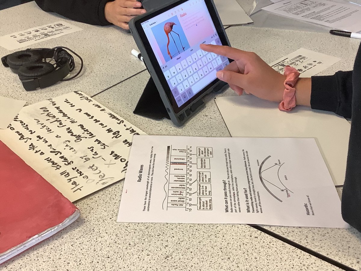 craigiescience's tweet photo. Making use of Apple Pages to summarise information on the Electromagnetic spectrum, lots of new discoveries and learners taking ownership of their learning. #ActivateBuildConsolidate #Leadershipoflearning https://t.co/zMLiGZUGRZ