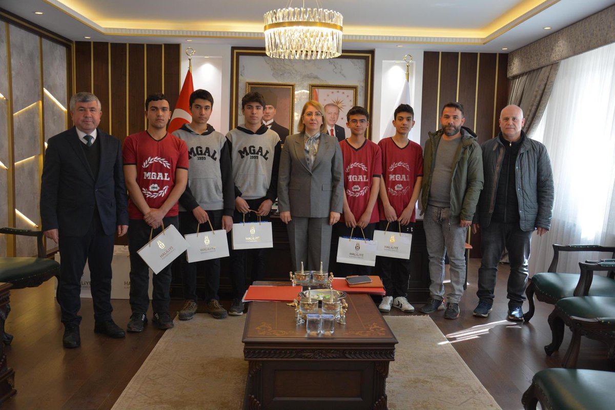 🏆 Masa Tenisi Takımı, Siyer, Satranç branşlarında il birinciliğini kazanan Mehmet Güneş Anadolu Lisesi öğrencilerimizi makamına kabul eden Kaymakamımız, hediyelerini takdim etti.