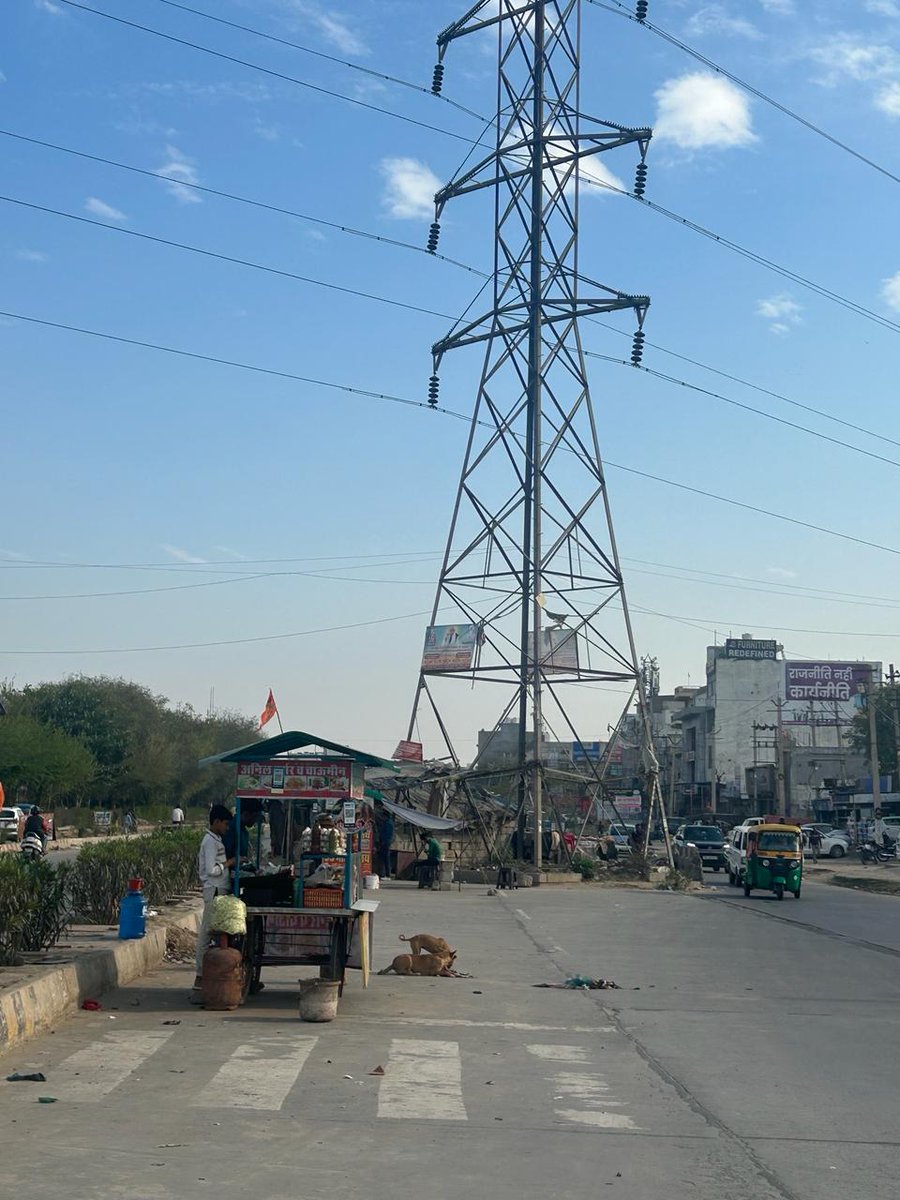 This High Tension Tower is in middle of a busy PWD Road between Bajghera Underpass, Bajghera Rail Over Bridge &amp; Krishna Chowk #Gurgaon #Gurugram. It was supposed to be removed by January 2020. 4 years have past but NO ACTION BY PWD WHY? 

Due to this many accidents happen here on