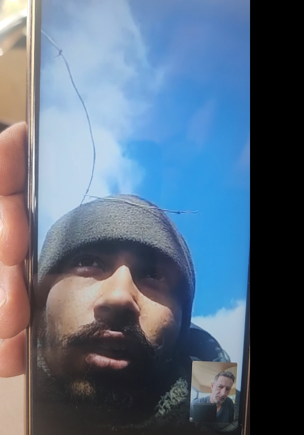 1/2 Anfang  März setzten 7 Inder einen Hilferuf ab. Wegen eines Einreiseverstoßes nach Russland hätten Beamte sie vor die Wahl gestellt: 10 Jahre Haft - oder: Küchenhelfer bei der Armee. Doch statt  Kücheneinsatz drohte ihnen Fronteinsatz. Der Hilferuf verhallte offenbar. Mit