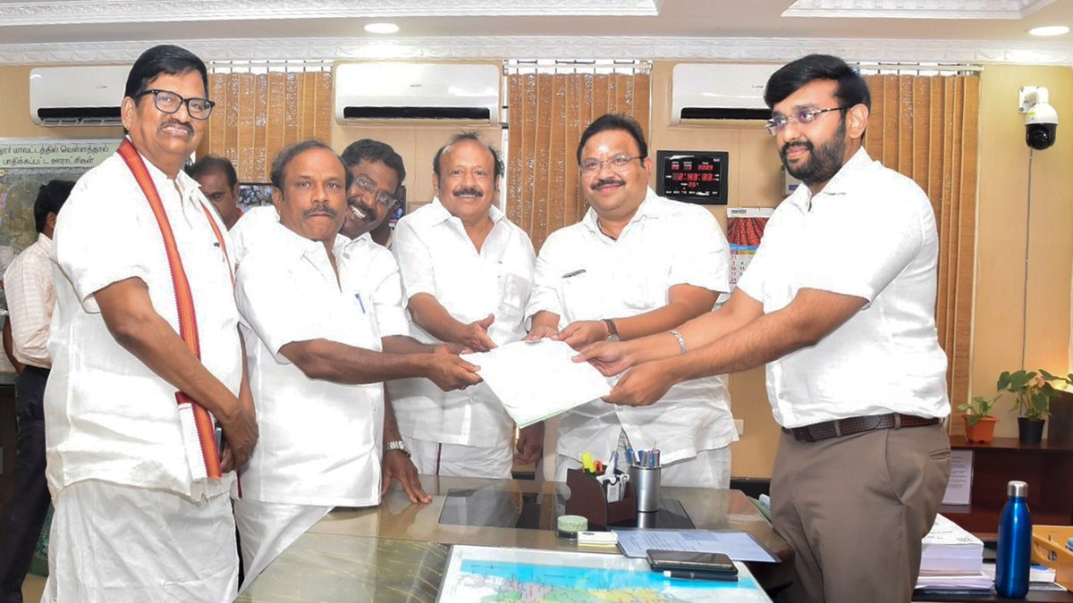 கடலூர் நாடாளுமன்றத் தொகுதியின் காங்கிரஸ் வெற்றி வேட்பாளர் திரு Dr. M.K.விஷ்ணு பிரசாத் அவர்கள் இன்று தனது வேட்பு மனுவை தாக்கல் செய்தார்.