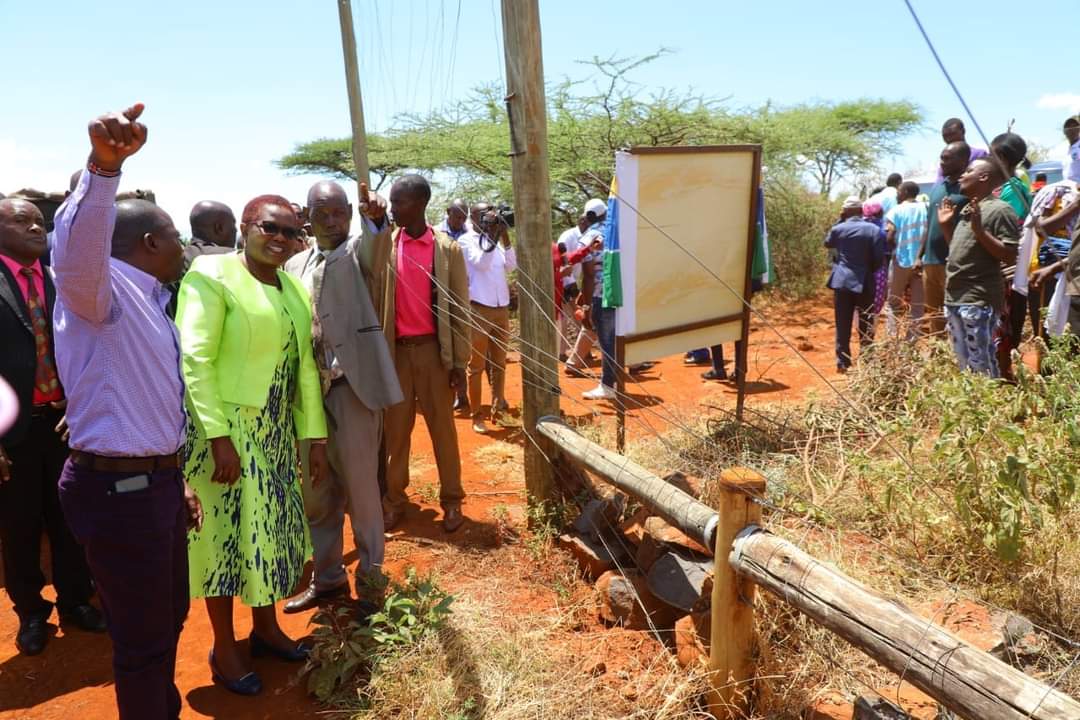 DiscoverMeru's tweet image. Yesterday The Meru County Governor, H.E  Kawira Mwangaza, presided over the official unveiling and commissioning ceremony of the 2.5km Mutunyi Community Elephant Fence in Buuri Sub-County.

For more information ,click on the link below 
discovermeru.co.ke/6367-2/

#tembeameru
