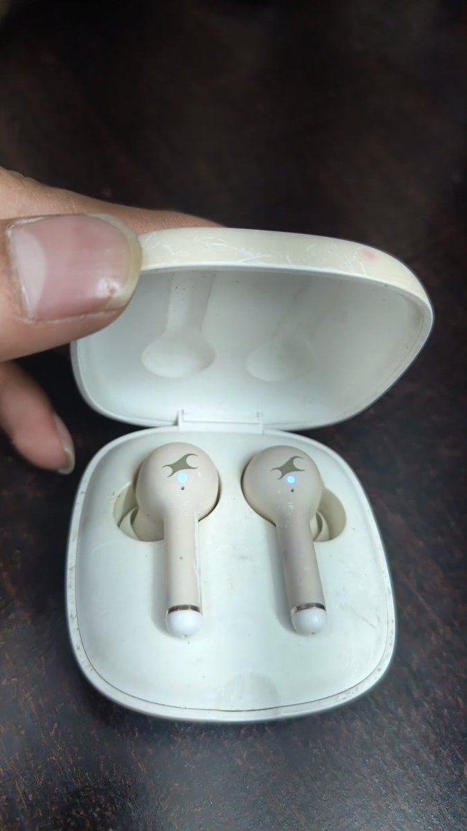 Keshav_ftw's tweet photo. @Fastrack Never buying Fastrack products ever again. Bought Fastrack FT4 and only one side of the earphone works. The other side keeps blinking white and doesn't connect to any phone or laptop. Tried contacting customer care. Even they aren't useful. Very bad service wasted time https://t.co/wHxVTBqa5v