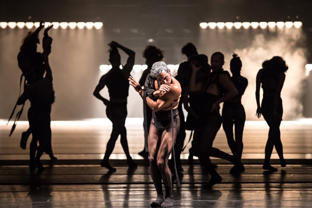 Das Balé da Cidade de #SãoPaulo ist mit drei Choreografien von #CayetanoSoto, #RafaelaSahyoun und #ClébioOliveira heute und morgen 19:30 bei uns zu Gast! 
#Theater #Winterthur theaterwinterthur.ch/bale-da-cidade…