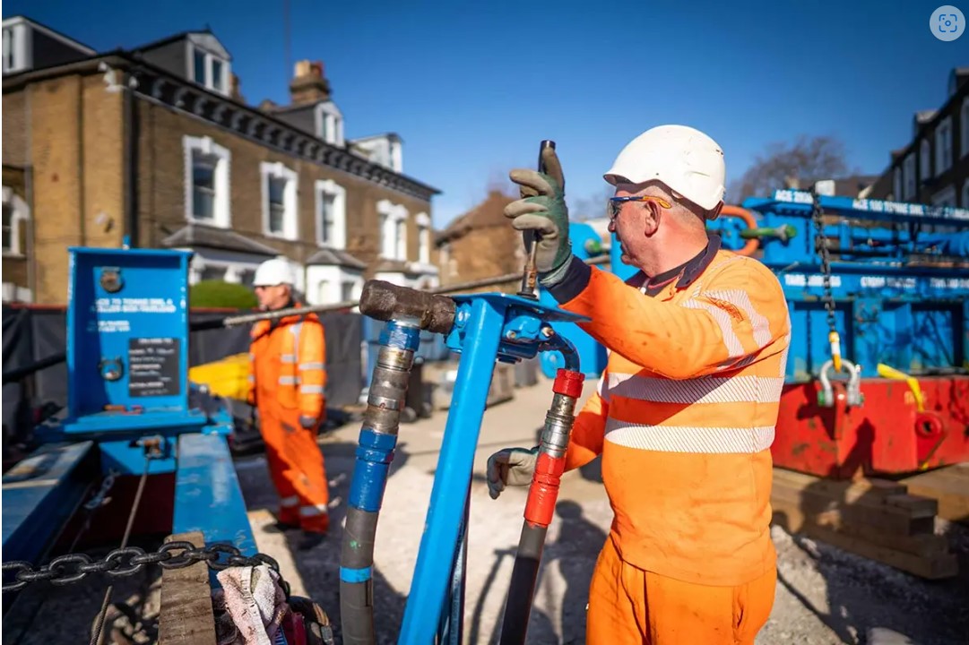 Thames Water is improving the water main pipes in East Ham. We apologise for any inconvenience this may cause. If you have any questions, please call 0800 316 9800 or email customer.feedback@thameswater.co.uk. Please quote: BB70055905