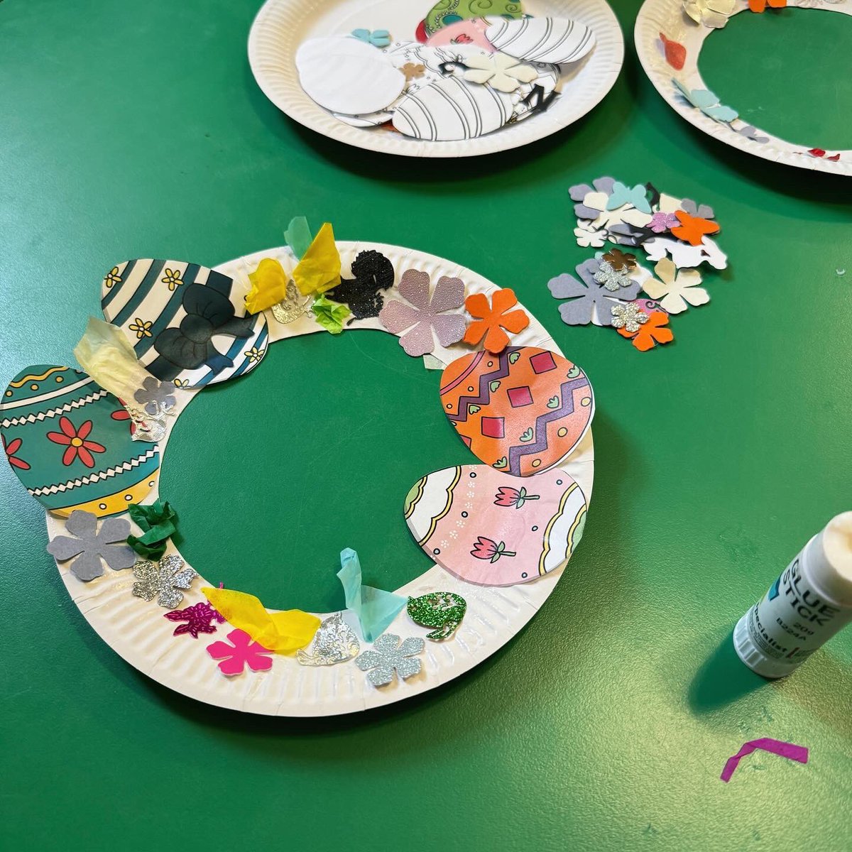 We did lots of sticking at #MessyMorning at #CharltonLibrary today! 🎨 We made spring wreathes inspired by the upcoming celebration of #Easter using different colours and materials! Join us on Tuesdays + Fridays at 10:30-11:30am for more #CraftingFun! 📚 #LoveYourLibrary