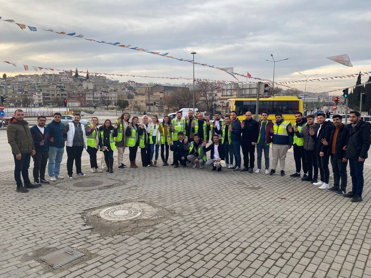 Yusa_kurt_'s tweet photo. Biz büyük bir Aileyiz.💯

Ak gençlik olarak hersene olduğu gibi bu senede örf’ümüz olan iftara beş kala programında iftarda trafikte kalmış olan vatandaşlarımıza kumanya dağıttık. 🚀
@avmustafadurmus 
@ofarukerylmz 
@mesutbozatli 
@eyupkadirinan 
@akgenclik27 
@AKPartiG_Antep 
🇹🇷 https://t.co/uBQkpyWlCx