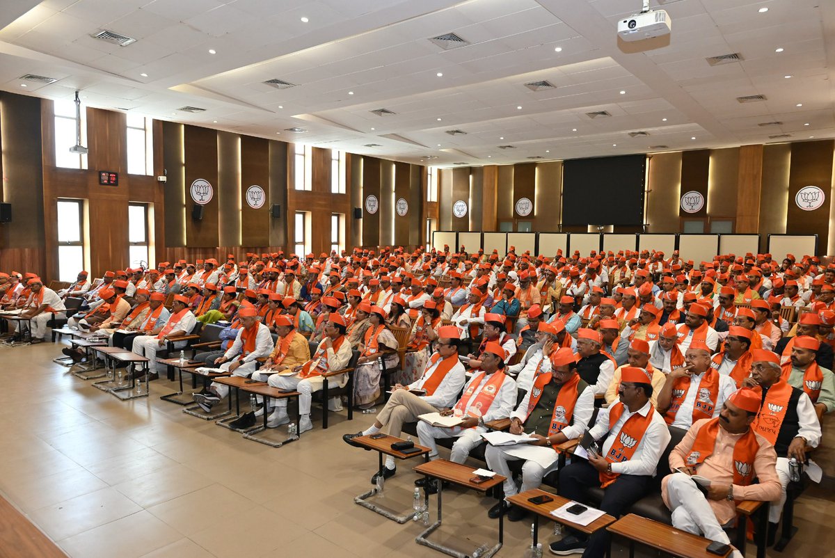 લોકસભા ચૂંટણી 2024 ના ભાગરૂપે માન. પ્રદેશ અધ્યક્ષ શ્રી સી.આર. પાટીલજી ની અધ્યક્ષતામાં અને માન. પ્રદેશ સંગઠન મહામંત્રી શ્રી રત્નાકરજી ની વિશેષ ઉપસ્થિતિમાં આજે પ્રદેશ કાર્યાલય 'શ્રી કમલમ્' મુકામે આયોજિત જિલ્લા પ્રમુખશ્રીઓ, પ્રભારીશ્રીઓ અને ધારાસભ્યશ્રીઓની વિશેષ બેઠકમાં સહભાગી થઈ