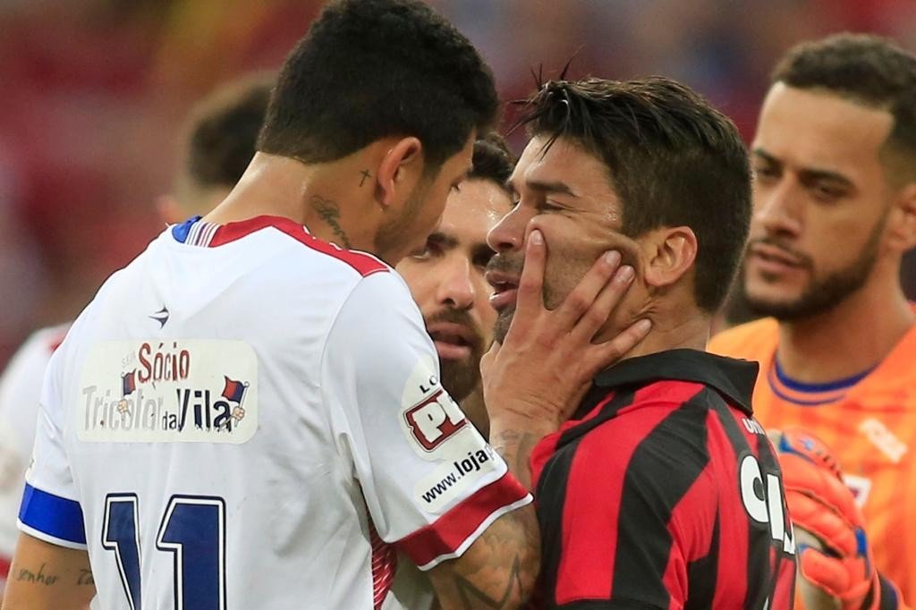 prmilgrau's tweet photo. Completar 100 anos de existência não é pra qualquer um. Apesar da nossa rivalidade em campo, compartilhamos o respeito e orgulho pela história que ambos os clubes representam na trajetória do futebol paranaense. Esperamos muito que vocês tomem no meio do cu sempre #parabéns #caph https://t.co/iRhMaqEvDA