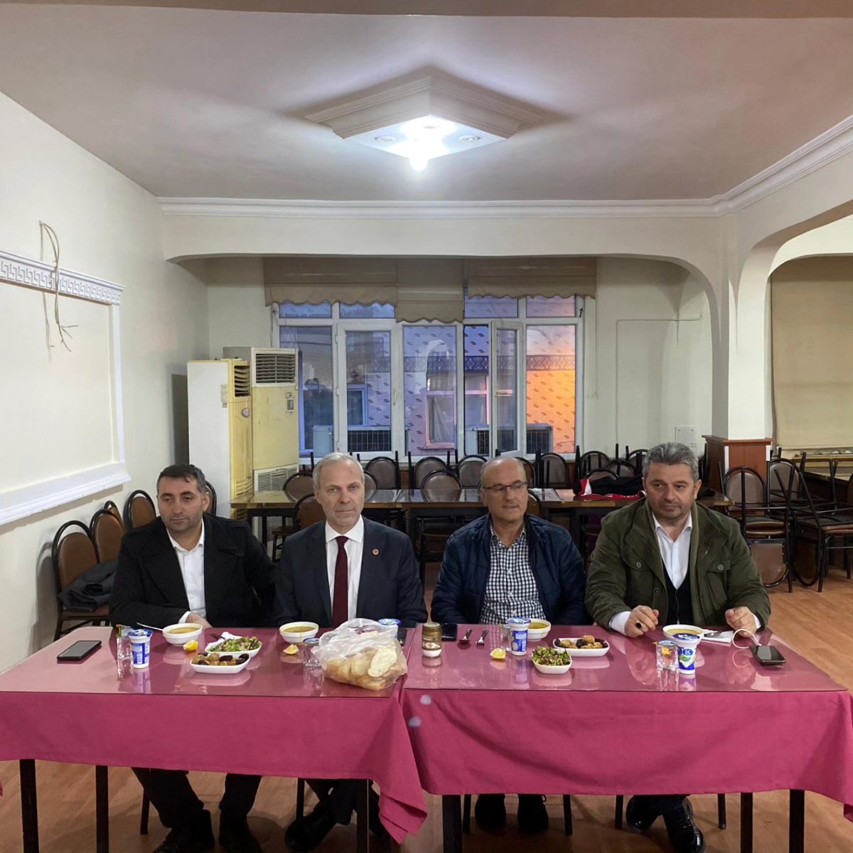 Kaptanpaşa Mahallesi Seçmen İftarı'na katıldık. Mahalle sakinleriyle bir araya gelerek, iftar sofrasında birlikte olmanın mutluluğunu yaşadık. Seçmenlerimizle samimi bir ortamda bir araya gelerek, mahallemizin ihtiyaçları ve talepleri hakkında değerli görüşlerini paylaştık.