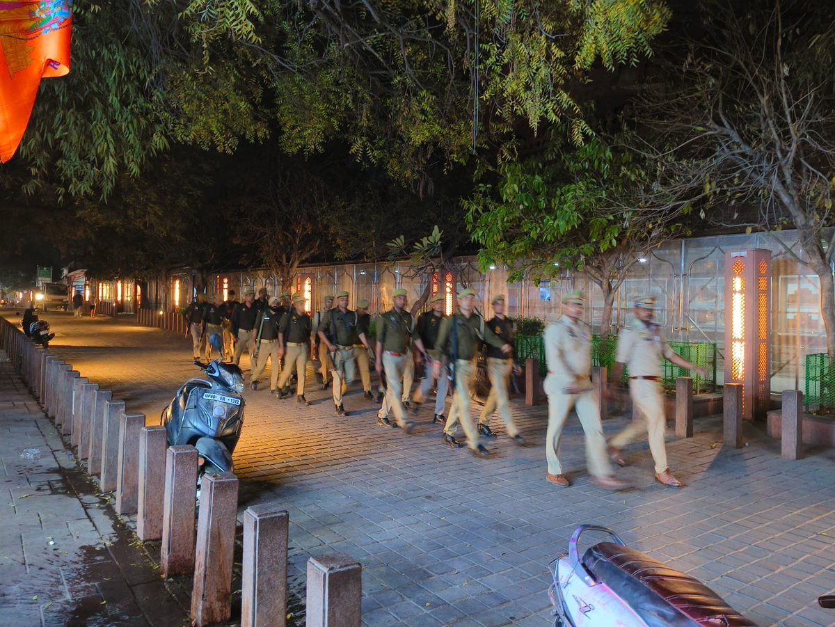 agrapolice's tweet photo. #PoliceCommissionerateAgra 

होली पर्व के दृष्टिगत कमिश्नरेट आगरा में कानून एवं सुरक्षा व्यवस्था सुदृढ़ बनाये रखने के उद्देश्य से थाना ताज सुरक्षा पुलिस द्वारा थाना क्षेत्र के संवेदनशील स्थानों पर की गयी पैदल गश्त।   

#Holi2024 #FootPatrolling #UPPolice https://t.co/bglGgNORzO