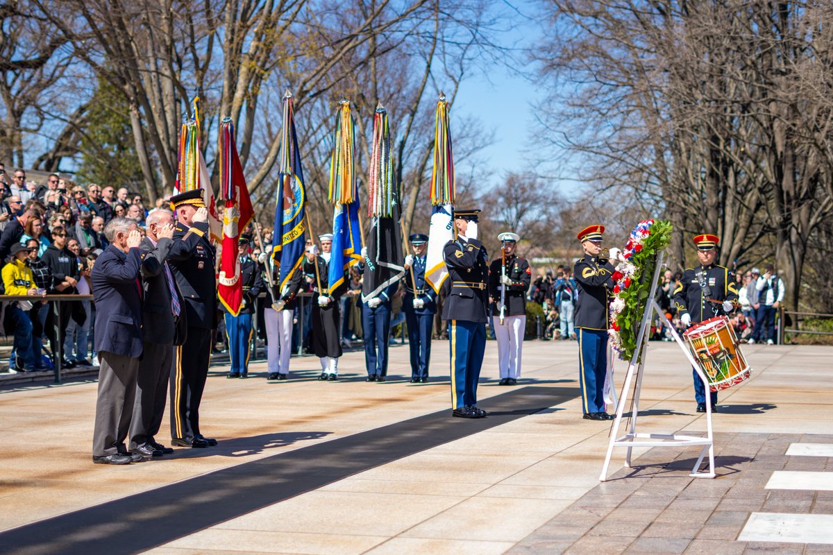 Yesterday, #OldGuard Soldiers participated in a wreath laying ceremony for National Medal of Honor Day. Each year, MOH recipients from the @cmohsociety lay a wreath at the Tomb of the Unknown Soldier in @arlingtonnatl. @usarmy📸by Cpl. Gabriel Bacchus and Spc. Christopher Grey