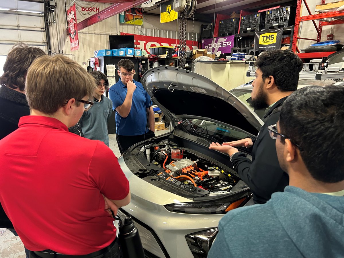 CAR recently had the opportunity to host @UA_Schools students for a shadowing day, giving them the chance to tour labs and talk with students about their experiences here! car.osu.edu/news/2024/03/u…