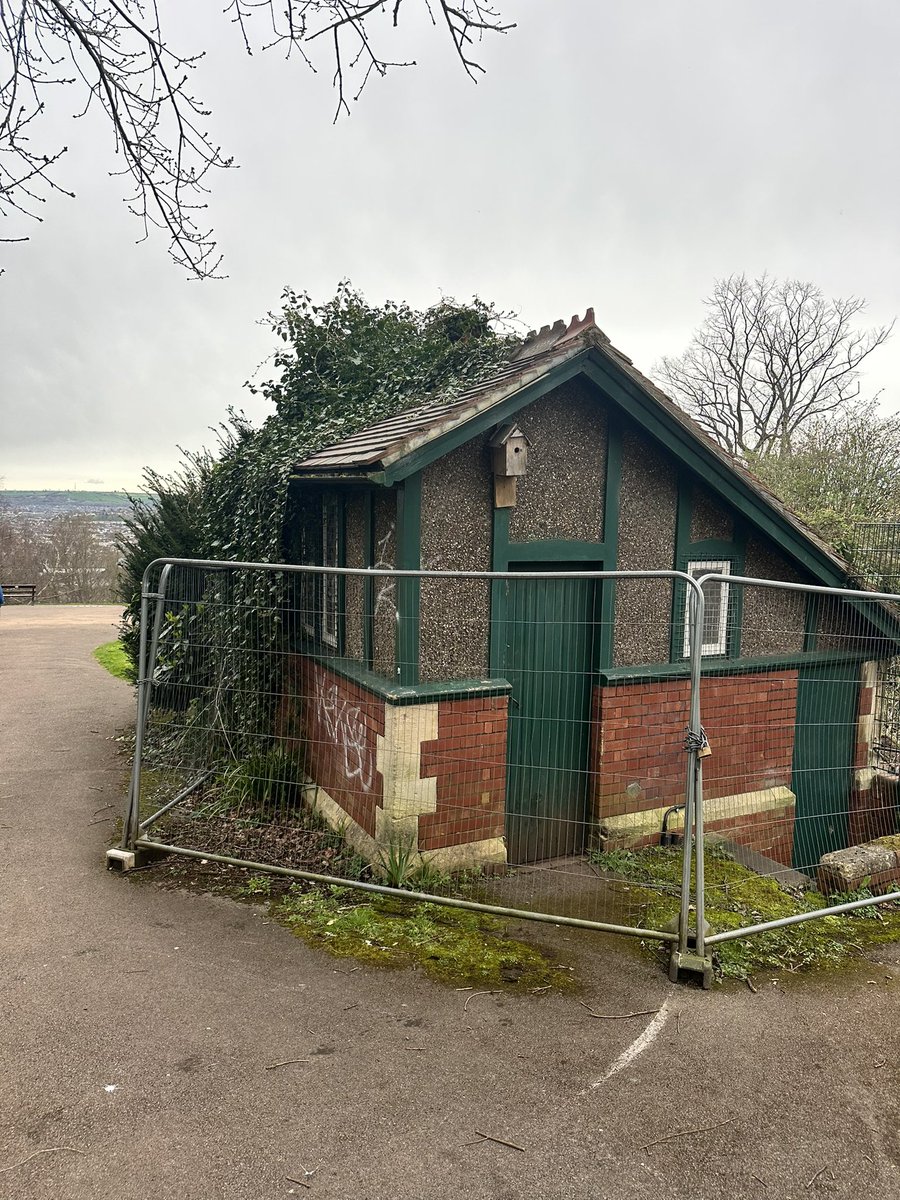 Hey @BristolCouncil will you let me turn this little cabin in Brandon Park into a cafe? Rent can go towards an upgrade to the park toilets. Go on… 😊