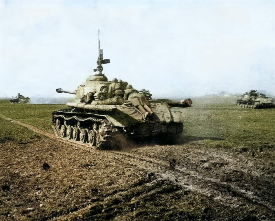 TRUFAULT's tweet photo. Un #IS2 y un #ISU152 de maniobras, 1945.
🇩🇪
#WW2 #WW3 #wwii #ww2 #tanks #tanka #Germany #Tankers https://t.co/20bWP4lUdd