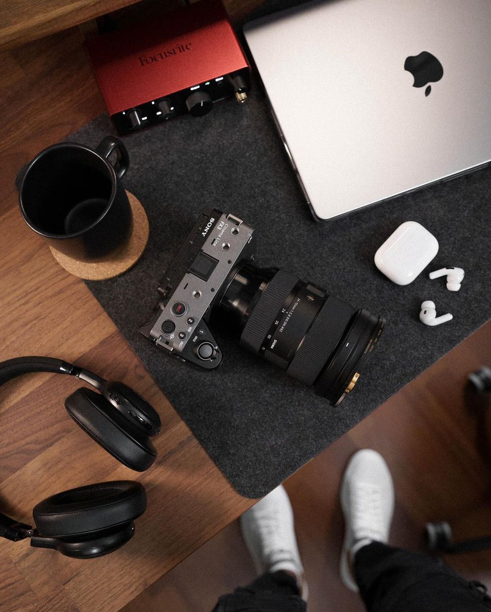 WeAreFocusrite's tweet image. Only the essentials 🎵 

📸 - @niraj_visuals

#studiosetup