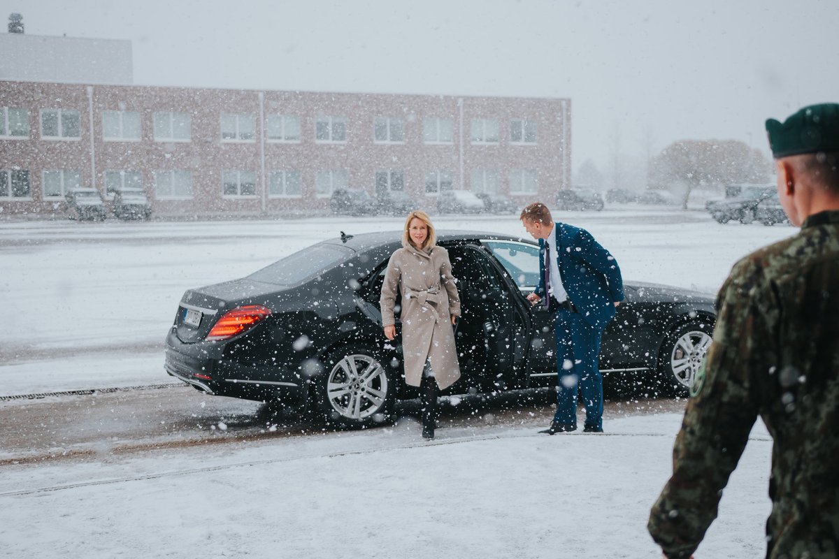 HMA @rceallen had a pleasure of joining the Estonian 🇪🇪 PM @kajakallas and his 🇺🇸 and 🇫🇷 counterparts on the visit to Tapa base on the occasion of the 20th anniversary of 🇪🇪’s accession to NATO. No better demonstration of allied nations and forces working together! 🤝 @UKNATO