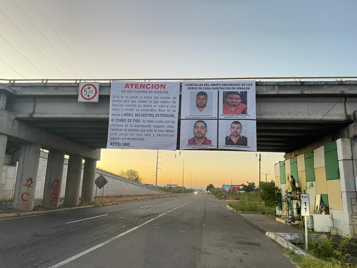 BcDictamen's tweet photo. No hay guerra en #Sinaloa
#DictamenBCNoticias
#ARRPRECHBC
Una serie de narcomantas firmadas por IAG (Iván Archivaldo Guzmán), fueron colocadas en #Culiacan para advertir que en esa entidad está prohibido el robo, cobro de piso y secuestro. https://t.co/rmQkeonok0