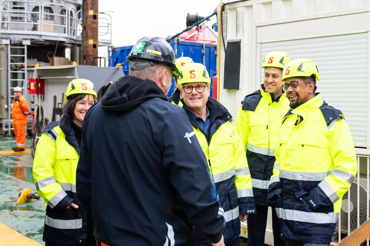 The UK Labour Party leader, MPs, and Welsh First Minister stopped by Holyhead Port where our jack-up Excalibur was in dock📍⛴️ Our team showcased equipment used to support #coastalinfrastructure including #offshorewind farm foundations for developments around the Irish Sea🌅