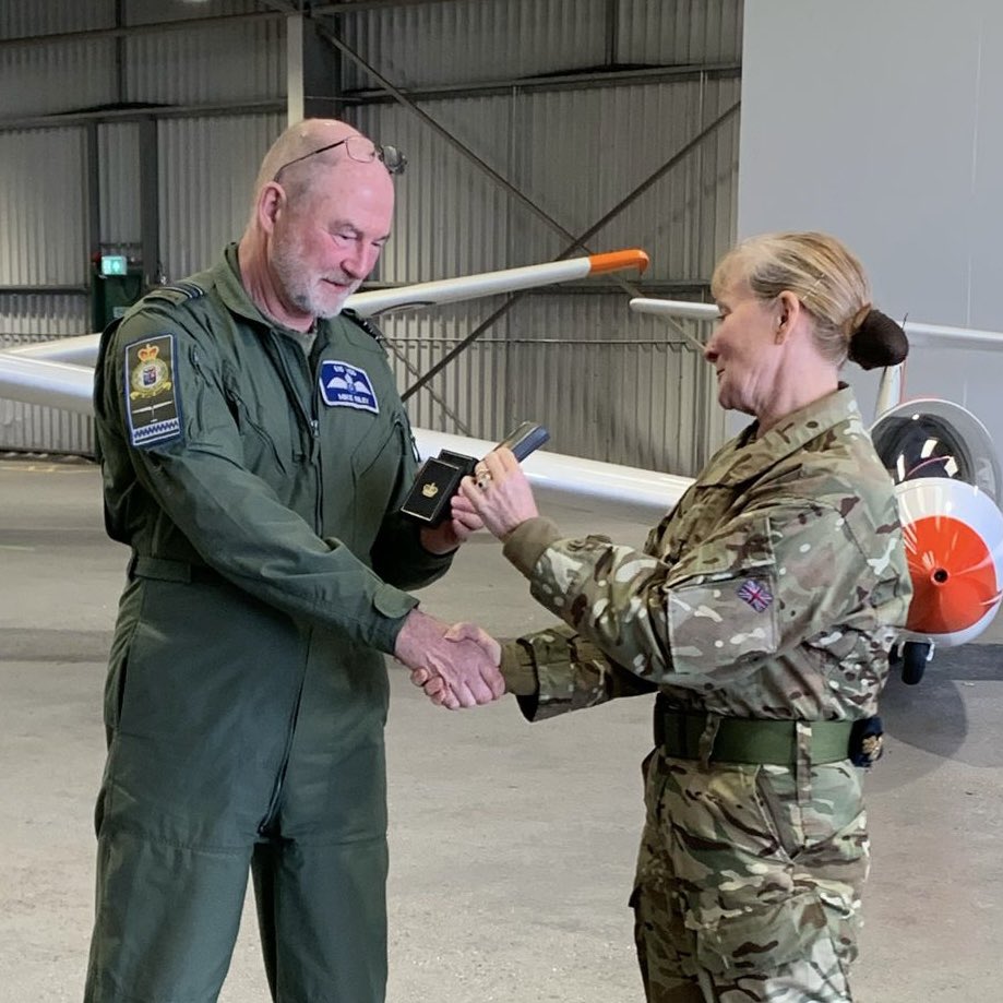 It was a pleasure to welcome Wg Cdr Helene Gould, OC Sussex Wing, to RAF Kenley over the weekend. Aside from escorting some amazing @aircadets and seeing them fly, she also surprised Sqn Ldr Mike Riley with his fourth bar to his CFM. 50 years at 615 VGS. Incredible 🫡