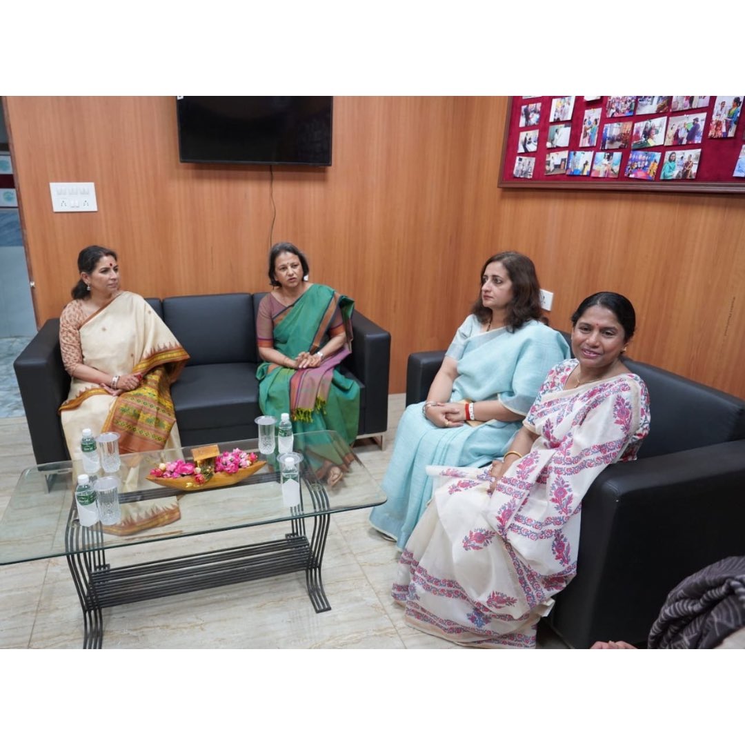 #WeCare Under the #PRERNA initiative of #AWWA, Mrs Archana Pande President #AWWA visited #Cancer patients at Army Hospital (R&R) #Delhi and enquired about their well being. She wished them speedy recovery and good health.