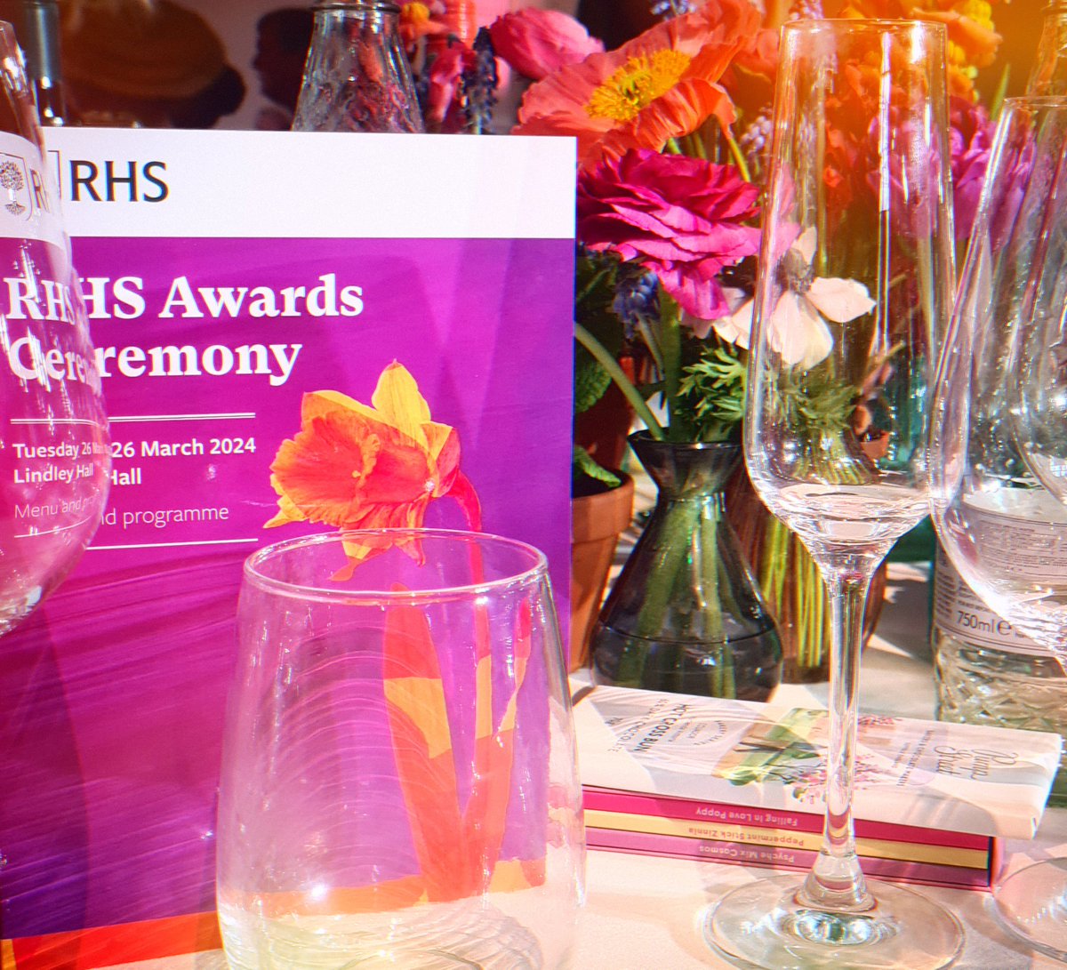 Congratulations to all Master of Horticulture graduates and prize winners at the @the_rhs awards ceremony! SO MANY brains in the room. This year we had graduates from all over the world including Singapore, Hong Kong and Colombia. So inspiring to hear about everyone's projects 🤩
