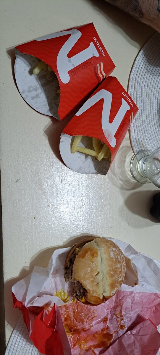 Erischz's tweet photo. @RappiArgentina tuve que tirar un pedido completo de mostaza a la basura y ustedes no dan respuesta de nada. A quien se le reclama por comida en mal estado? Mal olor, mal gusto, una miseria de papas y ni hablar la presentación todo aplastado llegó. $15.000 a la basura https://t.co/0b1PLCrOUW