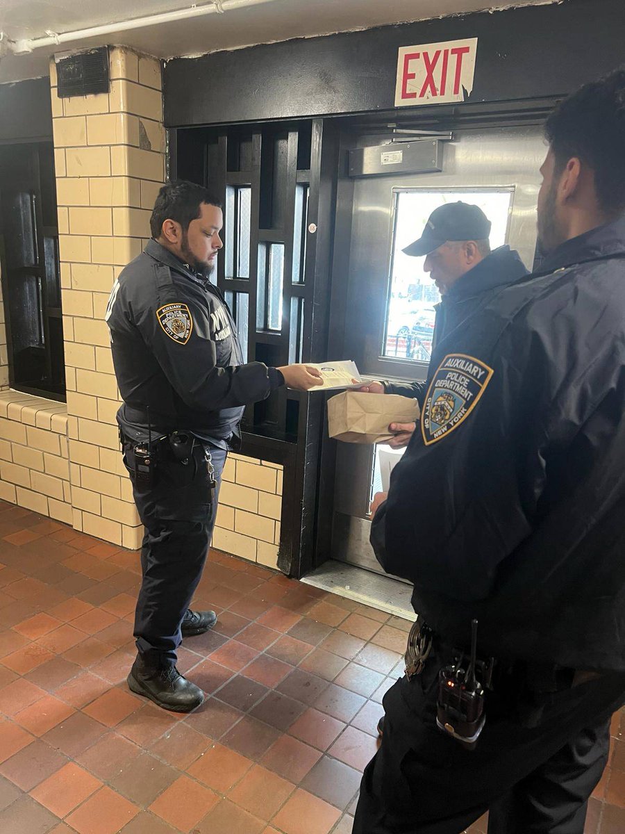 Our @NYPDauxiliary and Crime Prevention Officer are in Laguardia and Rutgers handing out Robbery Prevention, Personal safety and illegal handgun flyers in @NYCHA parking lots and other parts of the neighborhood. They spoke to a few residents and shared crime prevention tips.