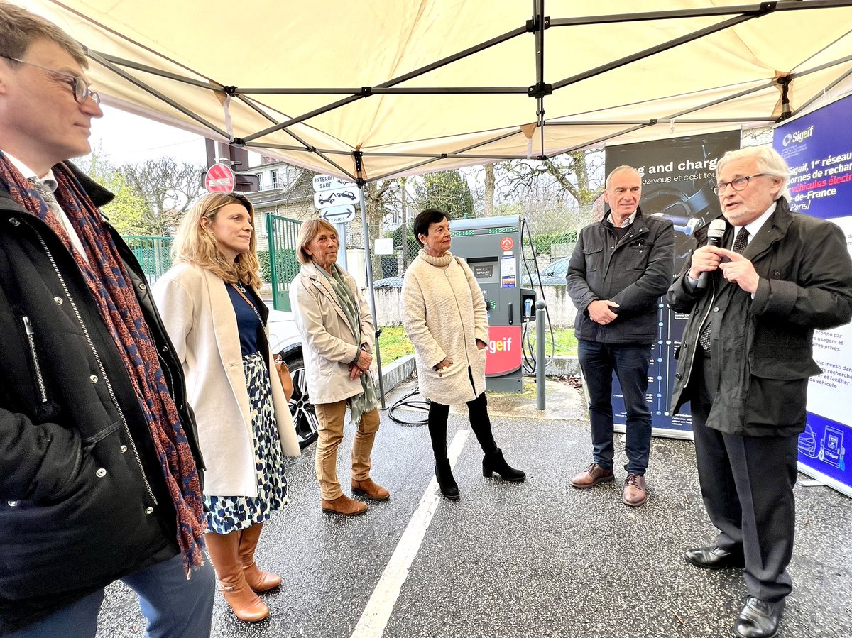 Des tests « Plug and Charge » sont réalisés pour la première fois sur une borne de recharge rapide d’un opérateur public. C’est celle du @sigeif75 située à @ville_viroflay qui est testée. @jjguillet se réjouit que cette technologie simplifie la recharge au bénéfice des usagers