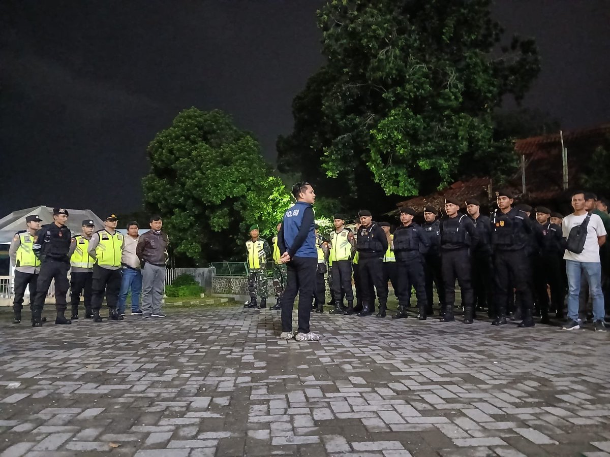 PoldaJogja's tweet photo. Apel Gabungan Tim 4 dan Tim 5 Satgas Penanggulangan #KejahatanJalanan #PoldaDIY dan #PolrestaSleman di Parkir Pos #Monjali dipimpin Kasat Reskrim #Polresta #Sleman AKP Riski Adrian, S.I.K., M.H.
Rabu dinihari
27/03/2024 #KRYD https://t.co/0rF75VuSEr