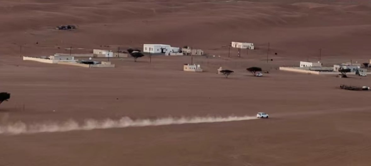 من روائع الوصف بيت سعد بن جدلان يقول :

اليا مشى من خشيم الذيب منتلّي 
يزمي على كبد نجد تقول طبشوره .