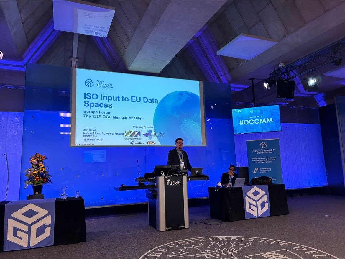 At #OGCMM in Delft I'm revealing <a href="/ISOTC211/">ISO/TC211</a> Input to  EU Data Spaces. Photo: <a href="/AnttiJakobsson/">Antti Jakobsson</a>. A report is available here:  committee.iso.org/files/live/use…