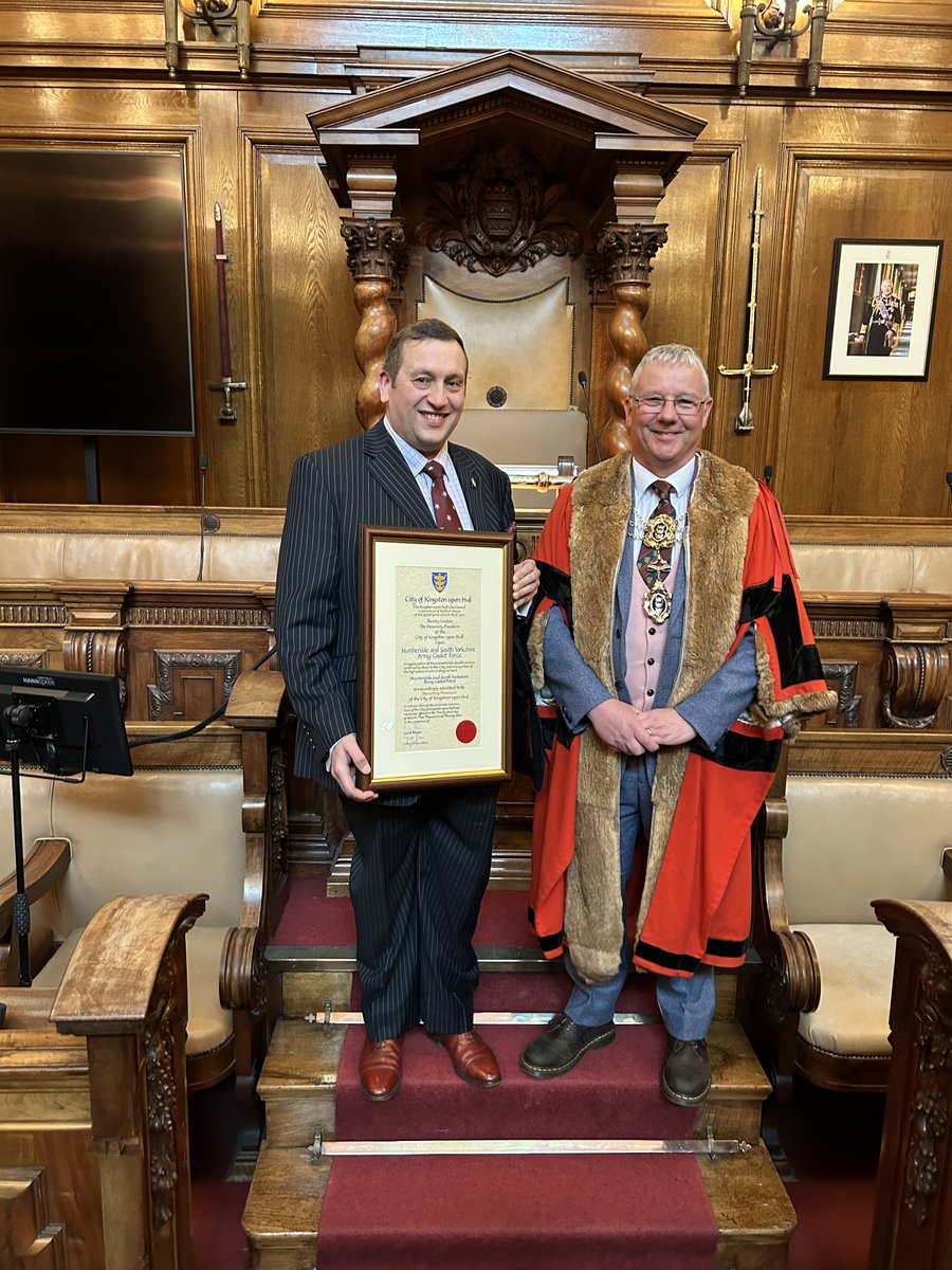 Last week the commandant accepted an illuminated scroll marking the granting of the Freedom of the City of Kingston upon Hull. Read more about it and see more of the pictures on our website - armycadets.com/county-news/co… @ArmyCadetsUK @RFCAYH @4XCdtMedia