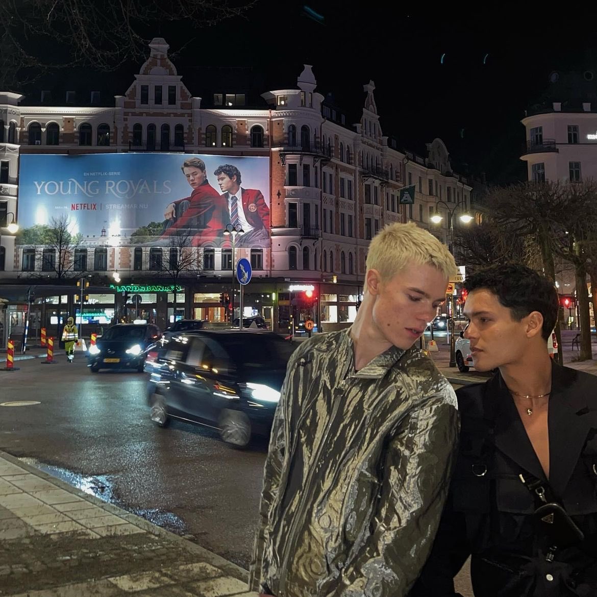 Lindos! Edvin Ryding e Omar Rudberg em frente ao painel promocional de Young Royals ✨

📸 turtlesafari