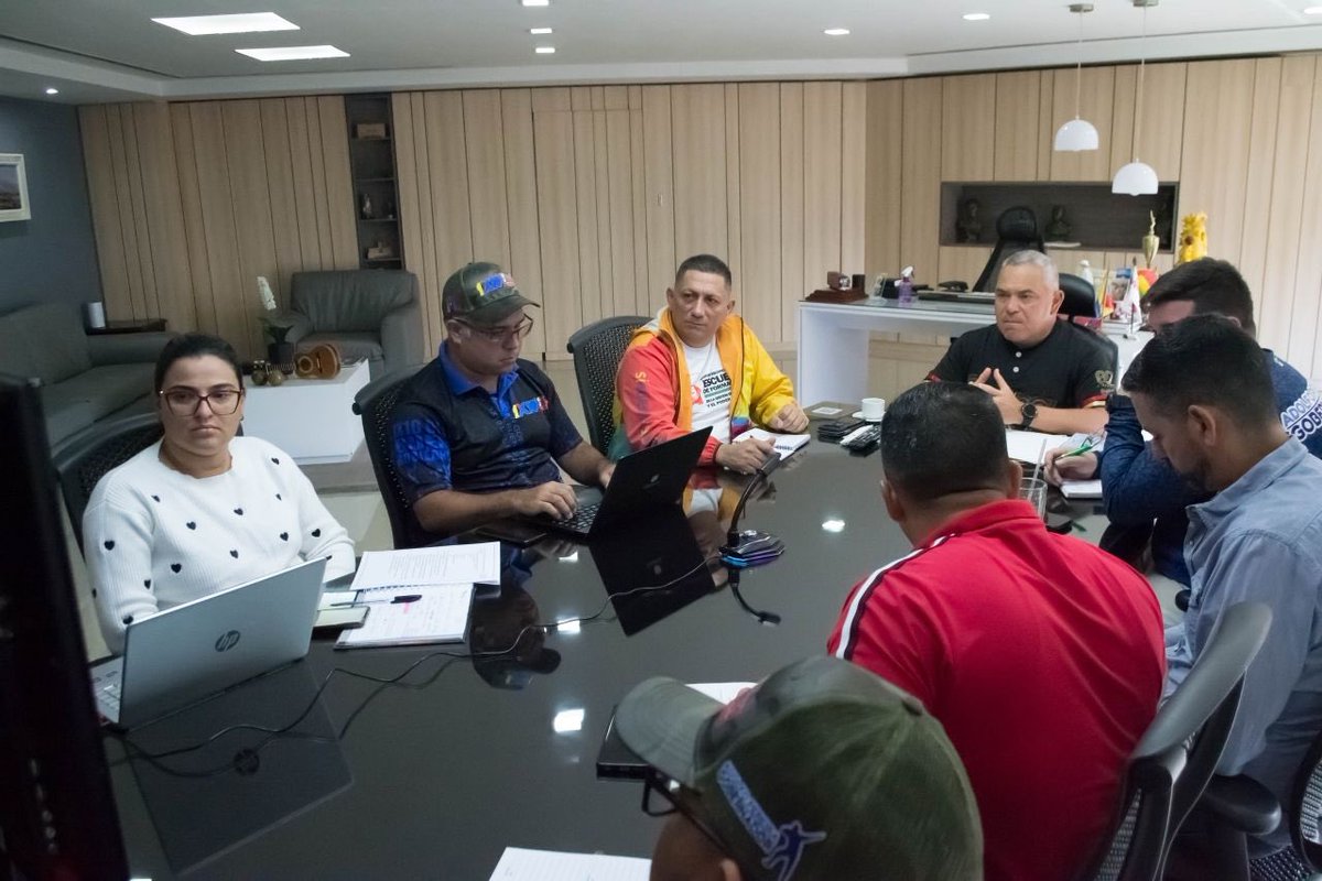 AdolfoP_Oficial's tweet photo. #26Mar Estuve en reunión con el equipo del 1x10 del Buen Gobierno para revisar avances y dar cumplimiento a las solicitudes recibidas de nuestro pueblo para maximizar la eficiencia del plan en un 95%. 

Sin descanso en atenciones mediante el 1x10 del Buen Gobierno. https://t.co/c0Fz0Spoiq