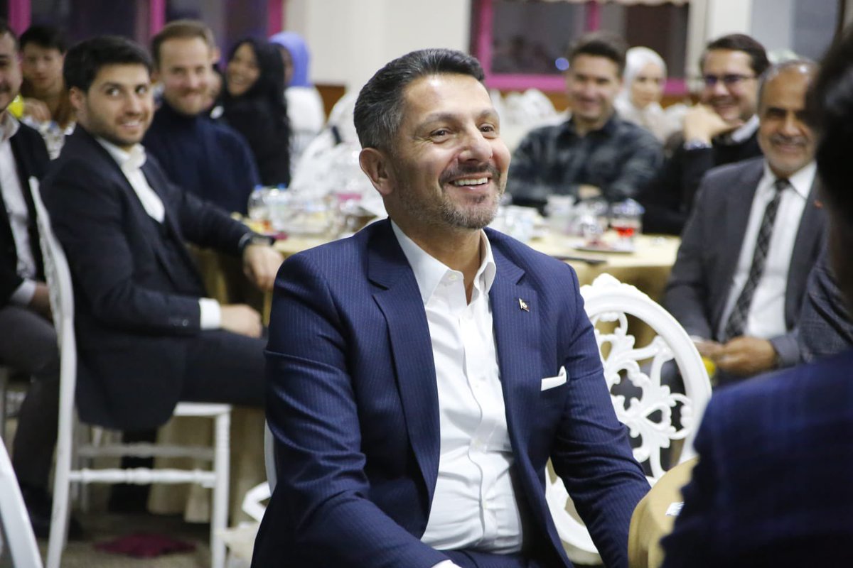 Şehrimizde görev yapan kıymetli avukatlarımız ile iftar programında bir araya geldik. Avukatlık mesleğini icra eden değerli Avukat hemşehrilerimiz ile sohbet edip, projelerimizden bahsettik. Birlik ve beraberliğimiz daim olsun. #HamidYüzügüllü #TepebaşıBelediyeBaşkanAdayı…