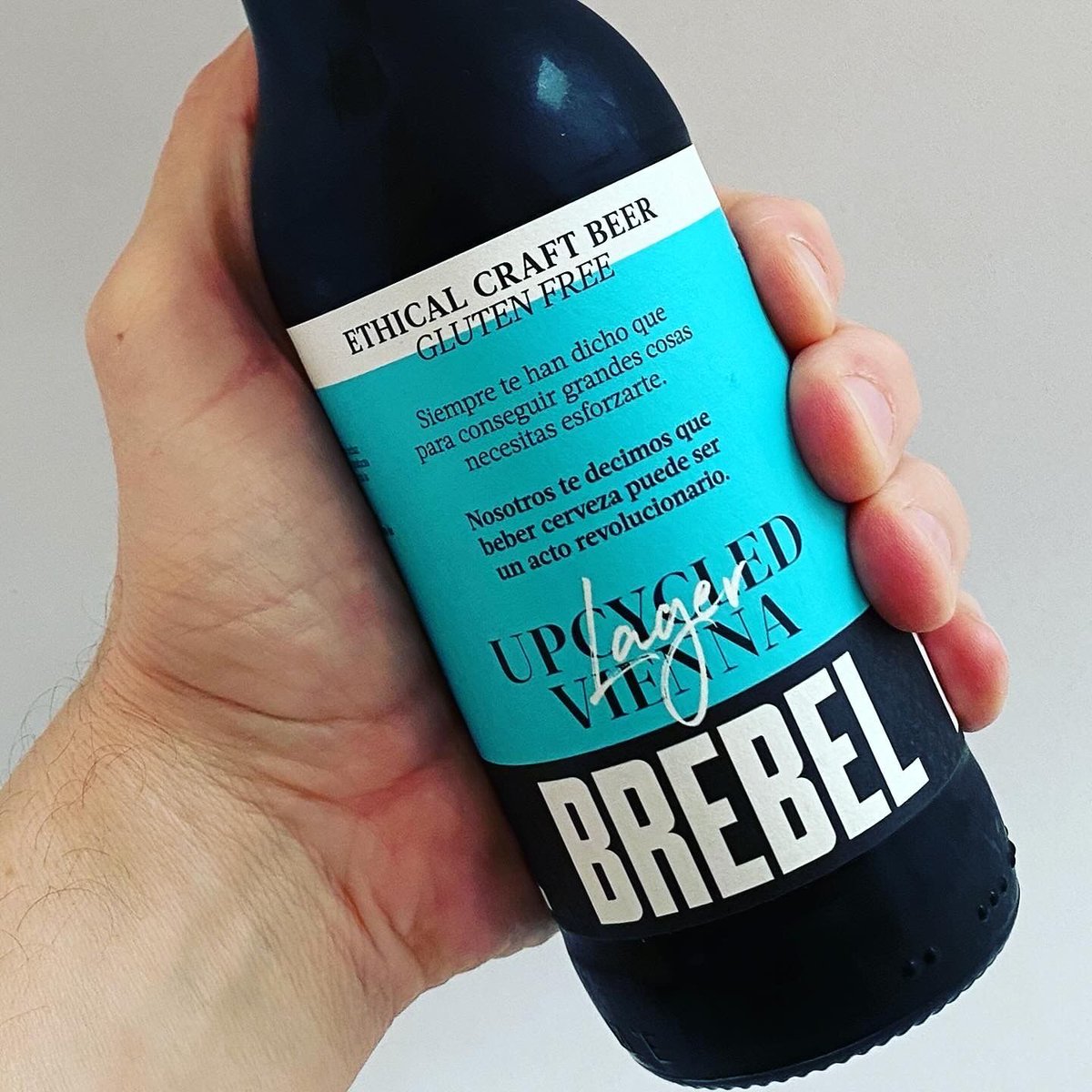 Probando la cerveza 
Upcycled Vienna Lager by <a href="/BrebelBeer/">Brebel 🍻 Brewing The Change</a>
#Lleida #Spain 
#laCervezaDelViernes #beerFriday
Beber cerveza puede ser un acto revolucionario!