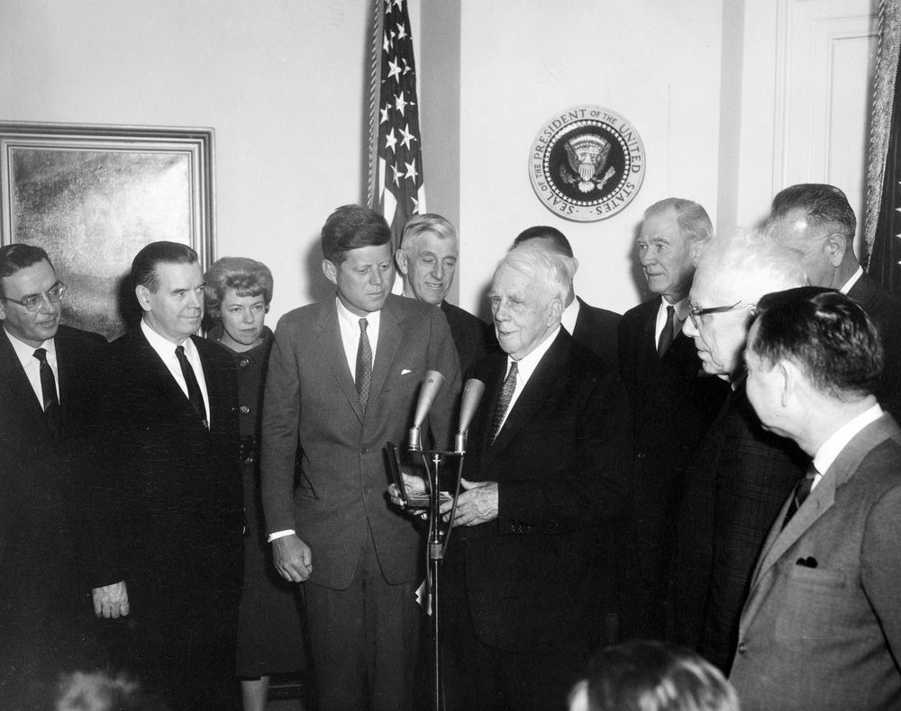 March 26, 1962, 12:00 - 12:20 pm Presentation of a Congressional medal to poet Robert Frost. 📷: jfklibrary.org/asset-viewer/a… #otd #tdih #JFKonThisDay