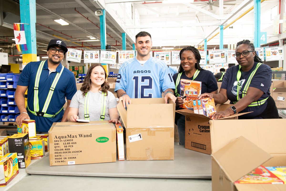 We'd like to wish a very happy birthday to our friend @Chadkelly_6! 💙 Thank you for your support of #DailyBreadTO and your work with the @TorontoArgos to end hunger in our city!