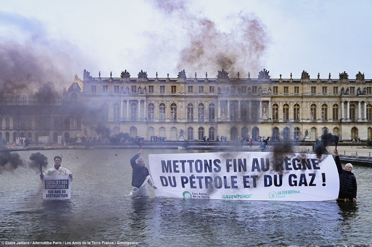 🔴 Nos activistes se sont invité·es, avec @alternatiba75 et @amisdelaterre, à la soirée la plus indécente de l’année 🤡 @TotalEnergies fête ses 100 ans sous les dorures du Château de Versailles pendant que les Français·es voient leurs factures d’énergie exploser. #100ansdetrop