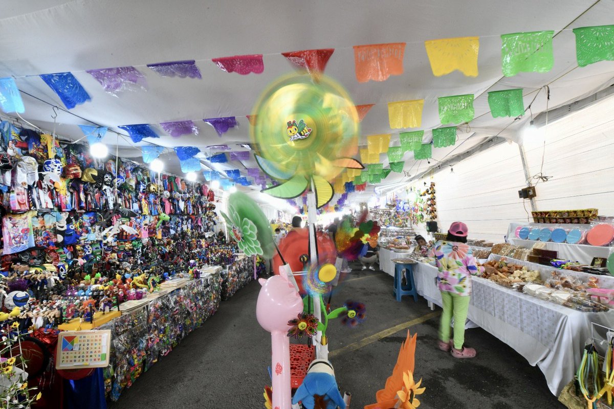 Los miembros de la Unión de Artesanos de Irapuato, ya se encuentran ubicados en el estacionamiento de Ramón Corona para seguir manteniendo vivas nuestras tradiciones. 🪇 1/2